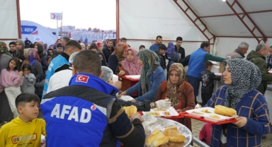 Depremzedeler ilk iftarını çadırda açtı