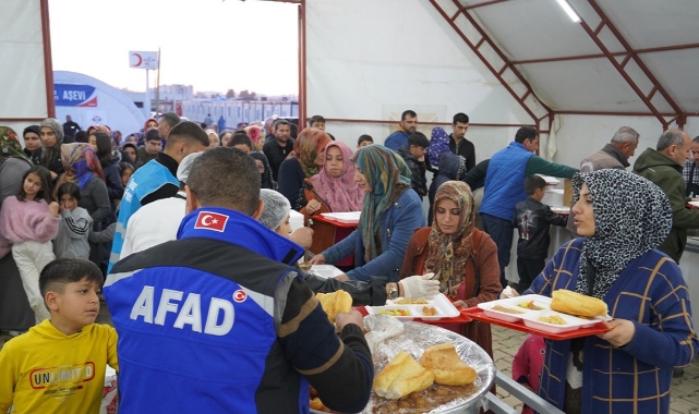 Depremzedeler ilk iftarını çadırda açtı