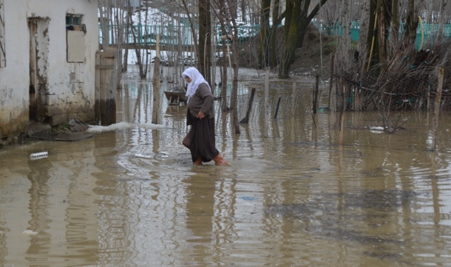 Derenin taştığı köy su altında kaldı