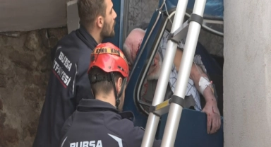 Asılı kalan otomobilde can pazarı yaşandı