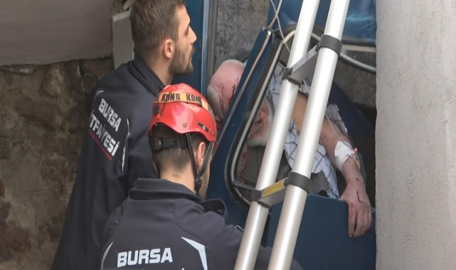 Asılı kalan otomobilde can pazarı yaşandı