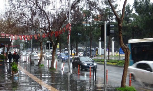 Diyarbakır’da sağanak yağışa teslim oldu