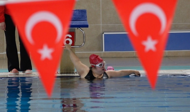 Down Sendromlu yüzücüler farkındalık için kulaç attı