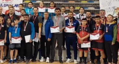 Dumplupınar Ortaokulu masa tenisi takımı 3. oldu