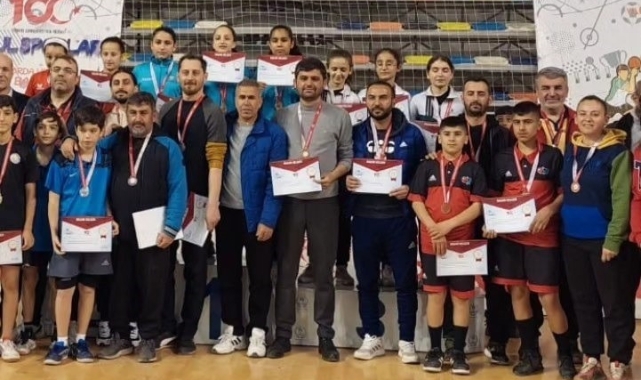 Dumplupınar Ortaokulu masa tenisi takımı 3. oldu