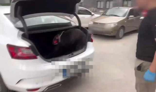 Durdurulan otomobilden 1 kilogram uyuşturucu çıktı