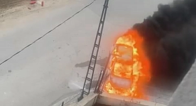 Otomobil duvara çarptı alev aldı