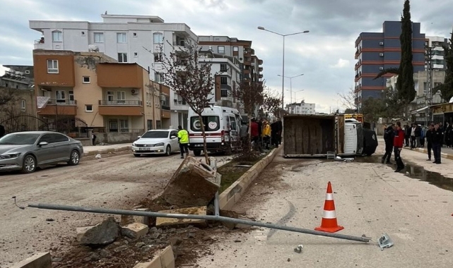 Ehliyetsiz sürücünün kullandığı kamyonet devrildi