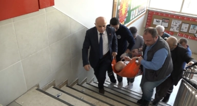 Engelli ve yatalak hastalar sedye ile oy kullanmaya götürüldü