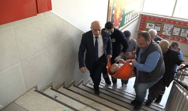 Engelli ve yatalak hastalar sedye ile oy kullanmaya götürüldü