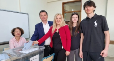 Erkan Aydın ve ailesi sandık başında