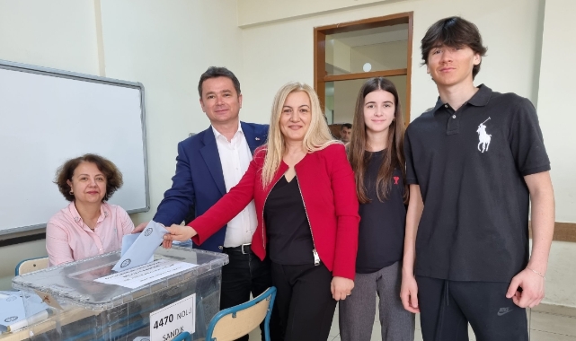 Erkan Aydın ve ailesi sandık başında