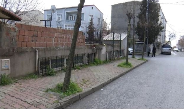 Erkek dehşeti: Defalarca bıçakladıktan sonra ölmesi için başında bekledi!