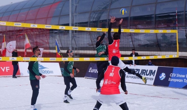 Erzurum’da kar voleybolu heyecanı