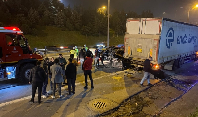 Esenler TEM Otoyolu'nda otomobil TIR'a çarptı: 1 yaralı