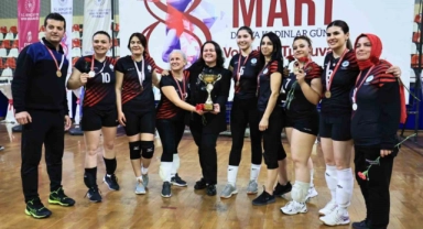 Ev kadınları voleybol müsabakasında yer aldı
