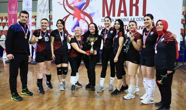 Ev kadınları voleybol müsabakasında yer aldı