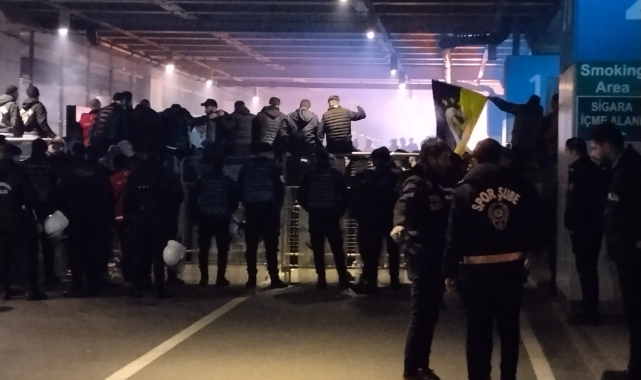 Fenerbahçeli taraftarlar Sabiha Gökçen Havalimanı'nda toplanmaya başladı