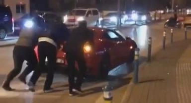 Ferrari yolda kaldı!