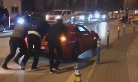 Ferrari yolda kaldı!