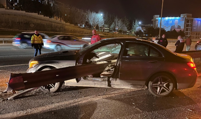 Gaziosmanpaşa’da kontrolden çıkan araç bariyerlere saplandı