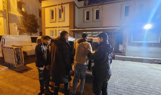 Gelibolu’da polis oturma izni olmayan 4 kaçak göçmen yakaladı