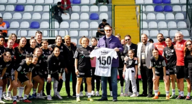 Hasan Arat'tan, kadın futbol takımına tebrik