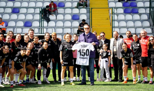 Hasan Arat'tan, kadın futbol takımına tebrik