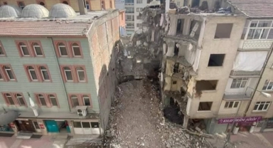 Hasarlı binayı yıkarken sağlam camiye hasar verdiler