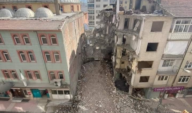 Hasarlı binayı yıkarken sağlam camiye hasar verdiler