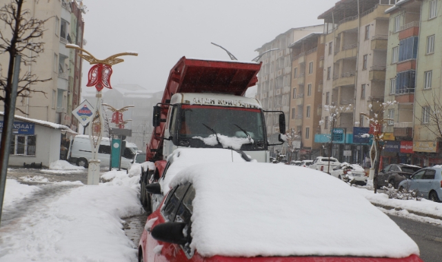 Hatay'da 23 yerleşim yolu kardan kapandı