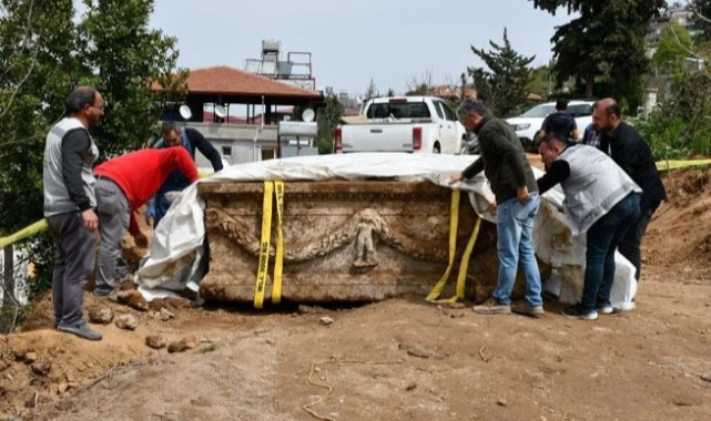 Hatay'da bir evin bahçesinden lahit çıktı