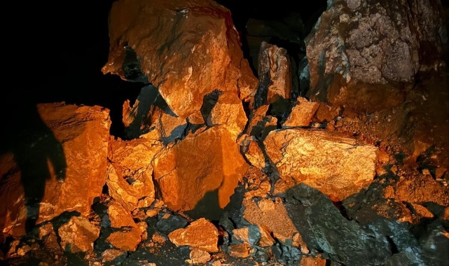 Heyelan nedeniyle kapanan yol yeniden ulaşıma açıldı