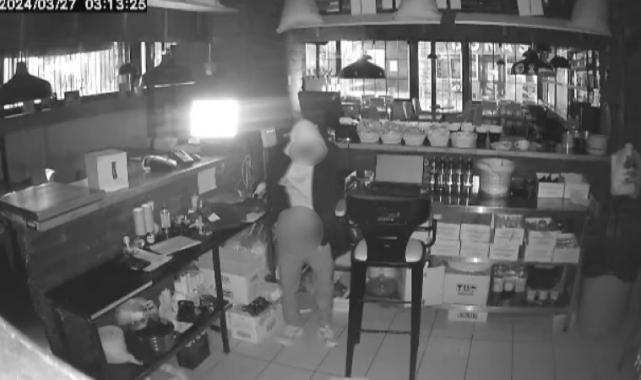 Hırsızlık yaptığı dükkanın ortasına tuvaletini yaptı