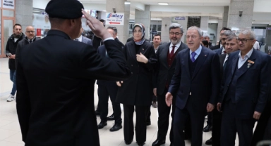 Hulusi Akar’a şaşırtan karşılama