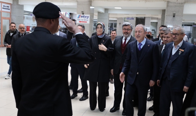 Hulusi Akar’a şaşırtan karşılama