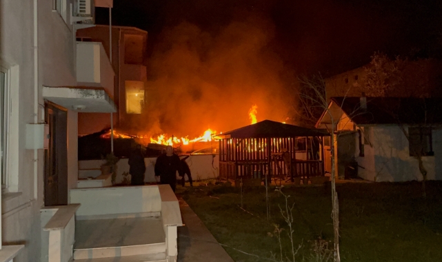 İftar vakti odunluk alev alev yandı
