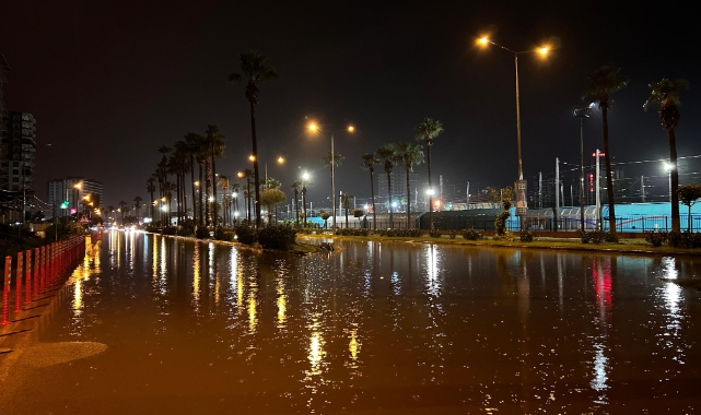 İskenderun'da şiddetli yağışla birlikte caddeler göle döndü