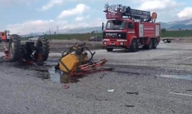 Isparta'da otomobil traktörle çarpıştı: 1'i ağır 4 yaralı