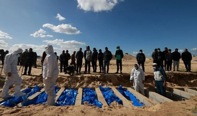 İsrail Gazze'de yüzlerce Filistinlinin toplu defnedildiği mezarlığı bombaladı