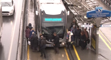 İstanbul'da metrobüs kazası! 5 yaralı var