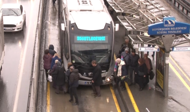 İstanbul'da metrobüs kazası! 5 yaralı var