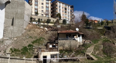 İstinat duvarı gecekondunun üzerine çöktü