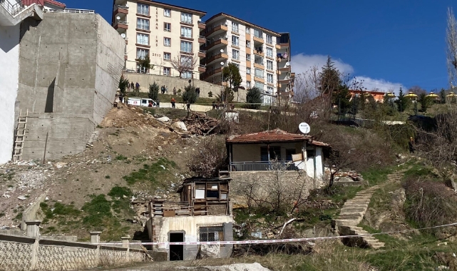 İstinat duvarı gecekondunun üzerine çöktü