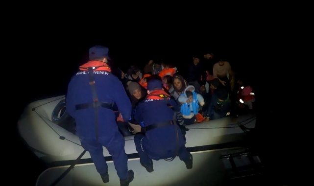 İzmir açıklarındaki 67'si çocuk 145 göçmen karaya çıkartıldı