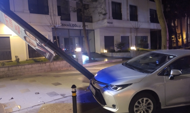 Kadıköy'de kontrolden çıkan araç park halindeki otomobile çarptı