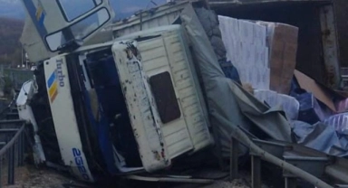 Bursa'da feci kaza! Malzemeler yola saçıldı