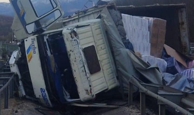 Bursa'da feci kaza! Malzemeler yola saçıldı
