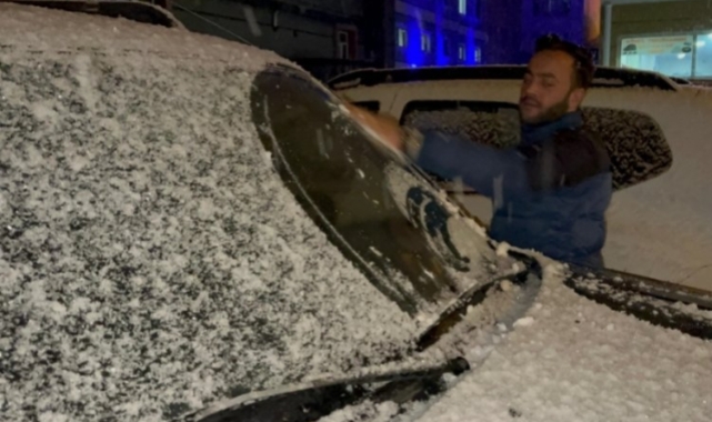 Kars'ın Sarıkamış ilçesinde kar yağışı etrafı kısa süre beyaza bürüdü