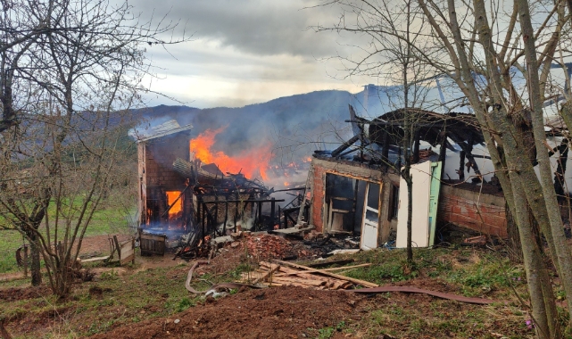 Kastamonu'da 3 katlı ev küle döndü